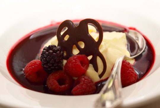 Image: Hvit sjokolademousse med skogsbærconsommè og friske bringebær