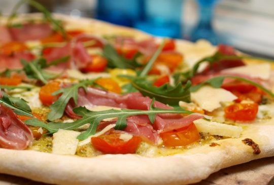 Image: Italiensk pizzabunn med pesto, parmaskinke og mozzarella