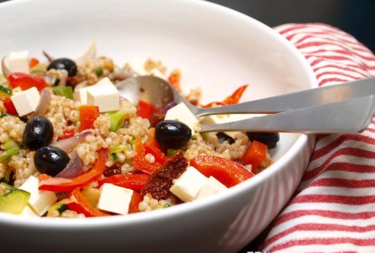 Image: Lun speltsalat med tomat, oliven og feta