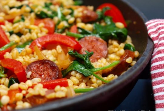 Image: Lun bulgursalat med chorizo, paprika og spinat