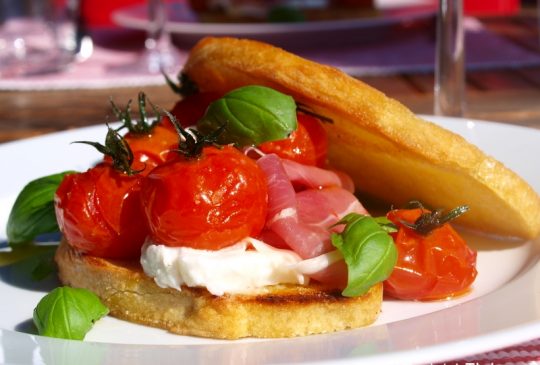 Image: Bruschetta med parmaskinke, mozzarella og konfiterte tomater