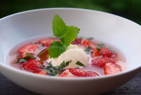 Image: Rabarbrasuppe med jordbær og vaniljeis