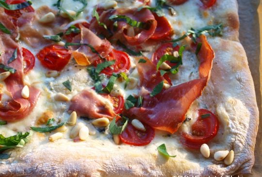 Image: Hvit pizza med skinke, mozzarella, blåmuggost og pinjekjerner