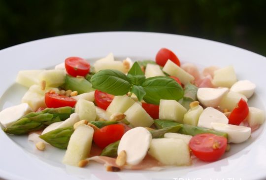 Image: Rask salat med parmaskinke, asparges og honningmelon