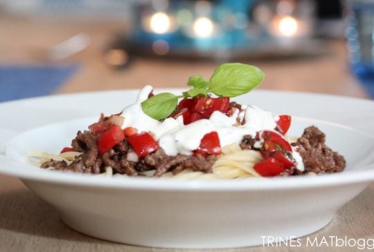 Image: Pasta med kjøttdeig, tomatsalsa og hvitløkskrem