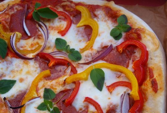 Image: Speltpizza med pepperoni, paprika og oregano