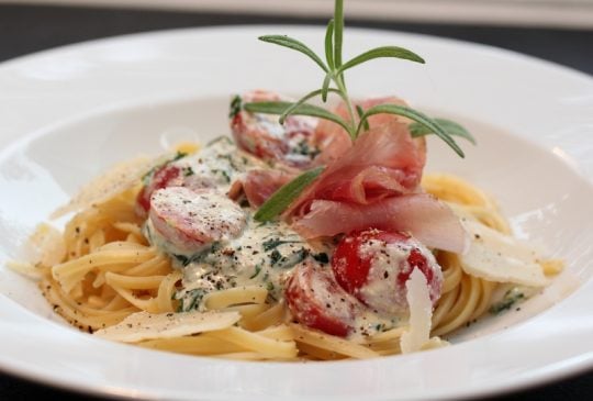 Image: Pasta med spinat, ricotta, skinke og tomat