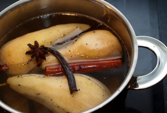 Image: * Krydderkokte pærer med bringebær og vaniljeis *