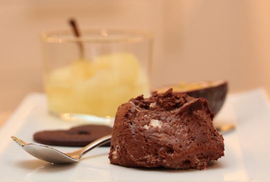 Image: Sjokolademousse med sitronmarinerte pærer og pasjonsfrukt