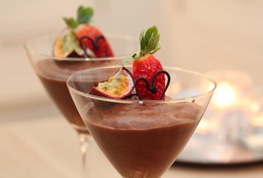 Image: Sjokolademousse med pasjonsfrukt og jordbær