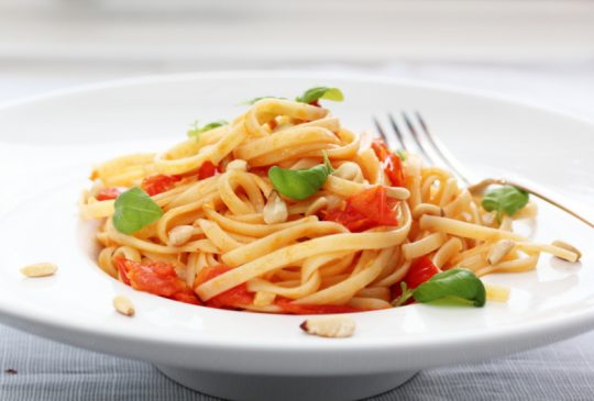 Image: Pasta med tomat, chili og basilikum