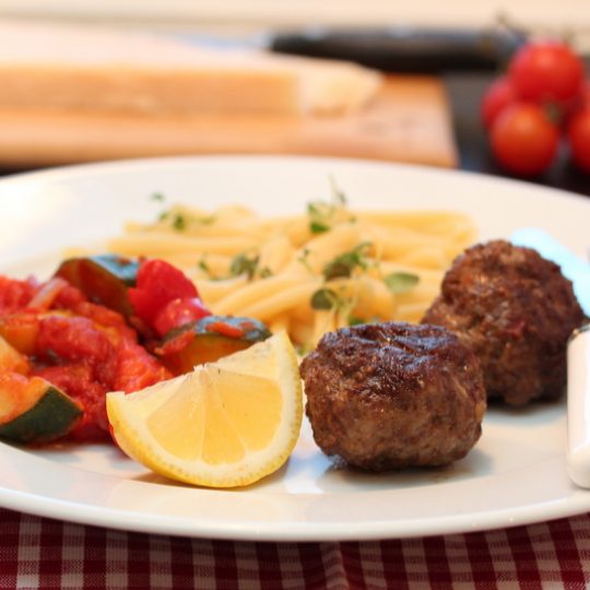 Image: Kjøttboller med ratatouille og pasta