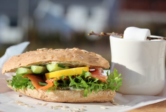 Image: Sandwich med røkt laks og agurk