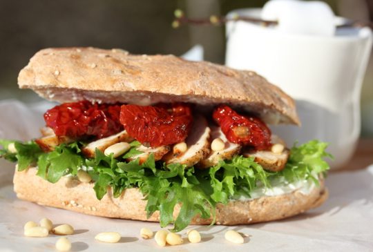 Image: Sandwich med kylling, soltørket tomat og pinjekjerner