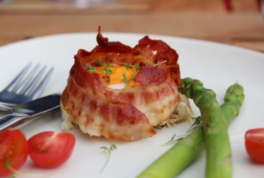 Image: Egg i «baconkopp», med tomat og asparges
