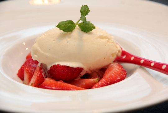 Image: En forsmak på sommeren – limemarinerte jordbær med vaniljeis