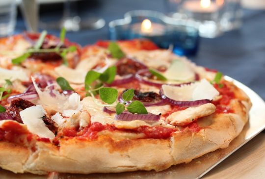 Image: Pizza med sitronmarinert kylling og mozzarella