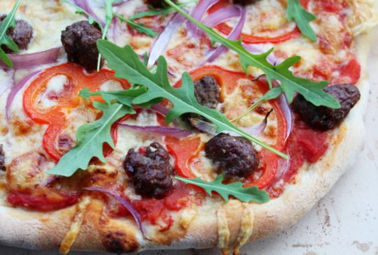 Image: Hot pizza med kjøttboller, paprika og rødløk