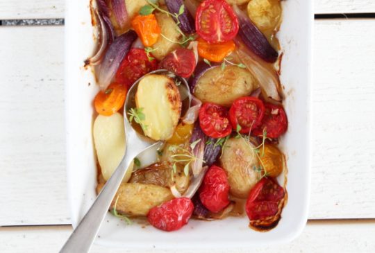Image: Varm potetsalat med tomater, løk og timian