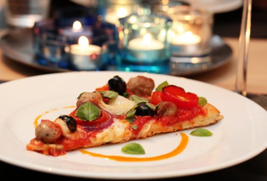 Image: Pølsepizza med paprika og oliven