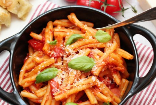 Image: Pasta med spicy tomatsaus og pecorino