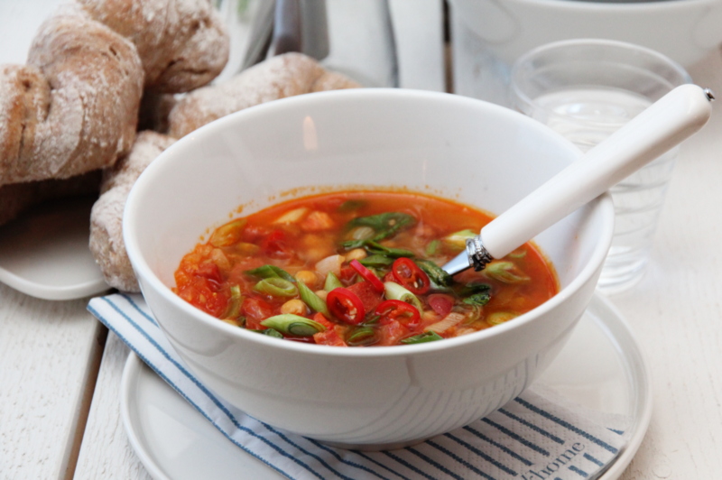 Spansk suppe med chorizo, chili og kikerter