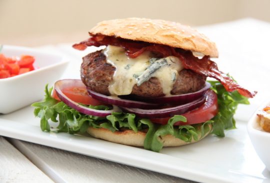 Image: Hamburgere med paprikasalsa, bacon og blåmuggost