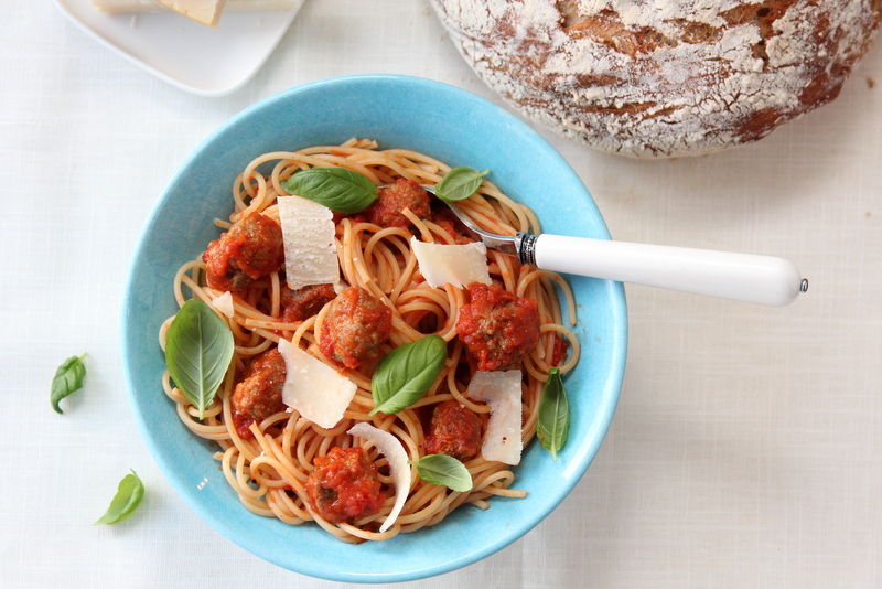 Spagetti med kjøttboller og spicy tomatsaus