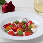 Tomat- og mozzarellasalat med syltet rødløk