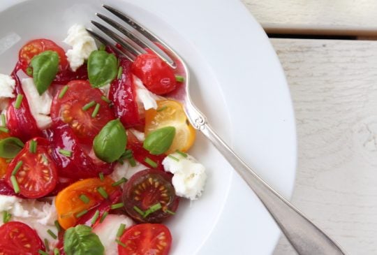 Image: Lun tomat- og mozzarellasalat med syltet rødløk