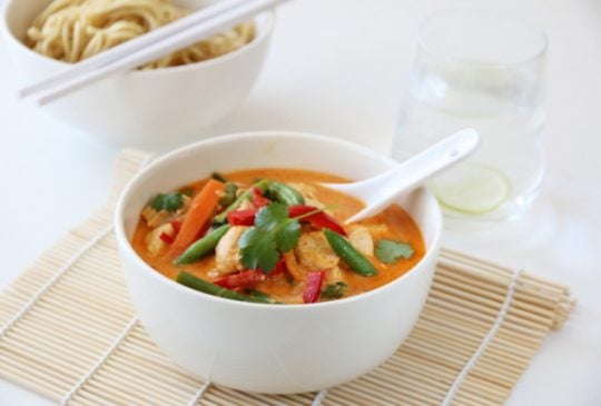 Image: THAISUPPE MED KYLLING OG RED CURRY