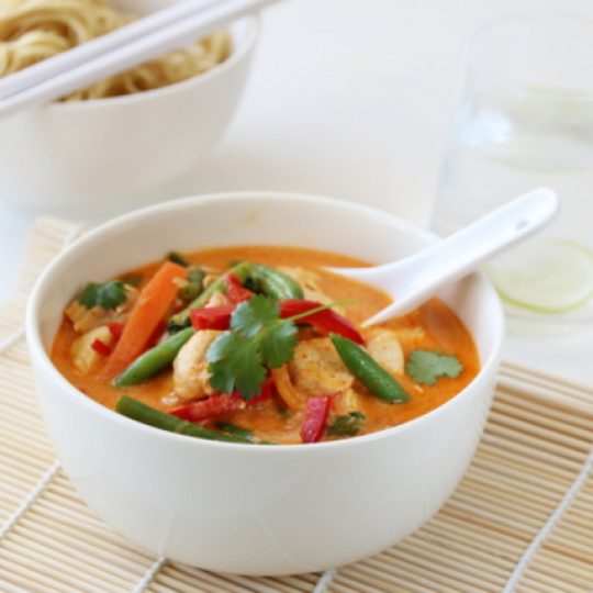 Image: THAISUPPE MED KYLLING OG RED CURRY