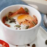 Egg i kopp med tomat, ost og spekeskinke