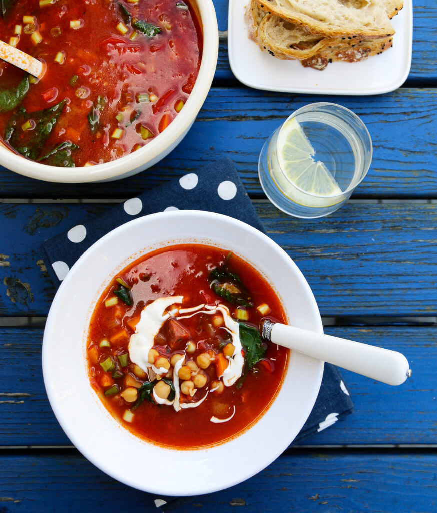 Smakfull suppe med chorizo, kikerter og spinat
