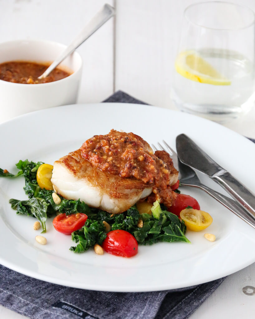 Pannestekt torsk med smørstekt grønnkål og rød pesto