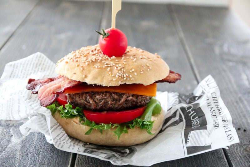 Hamburger med bacon, cheddar og tomat