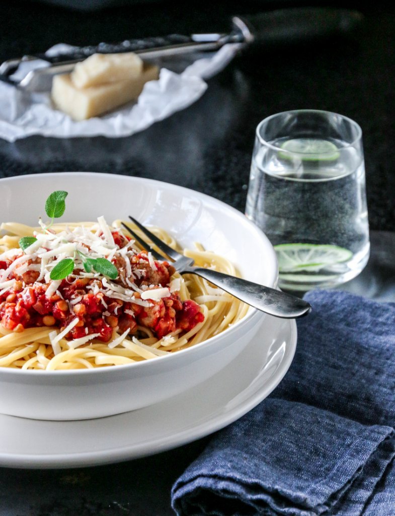 Spagetti med røde linser og salsiccia