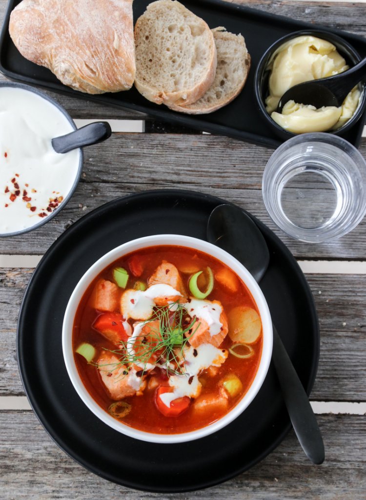 Fiskesuppe med tomat, rotgrønnsaker og hvitløkskrem