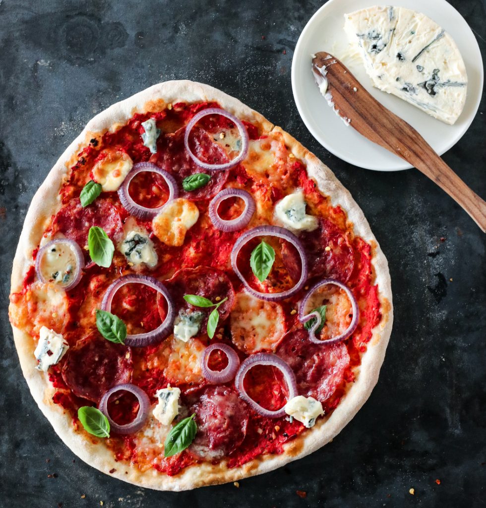 Pizza med italiensk salami og blåmuggost