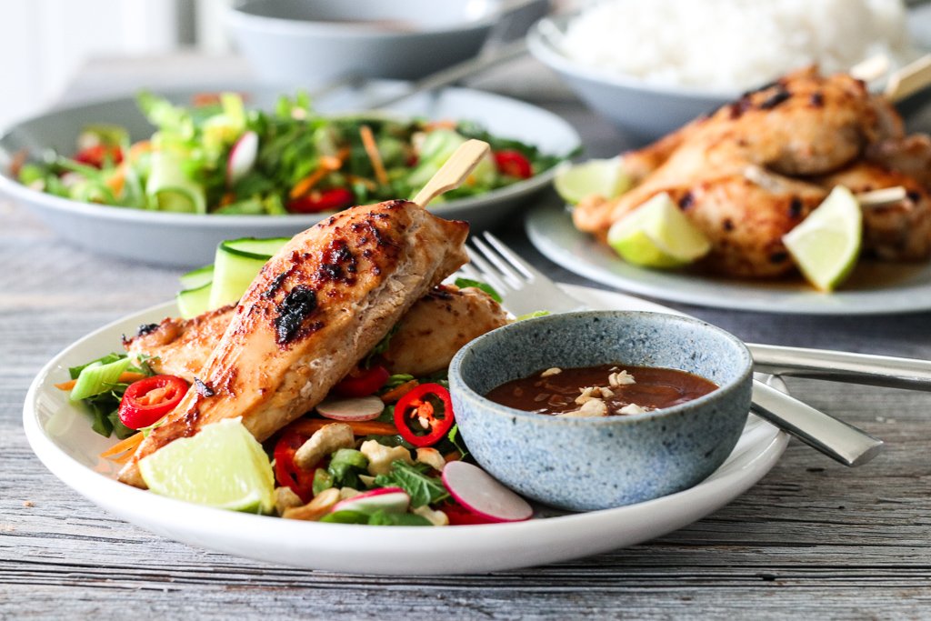 Kylling med sataysaus og thaisalat