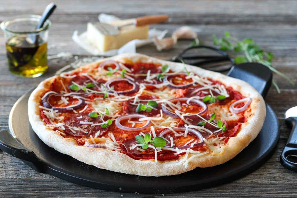 Pizza med fennikelsalami og mozzarella