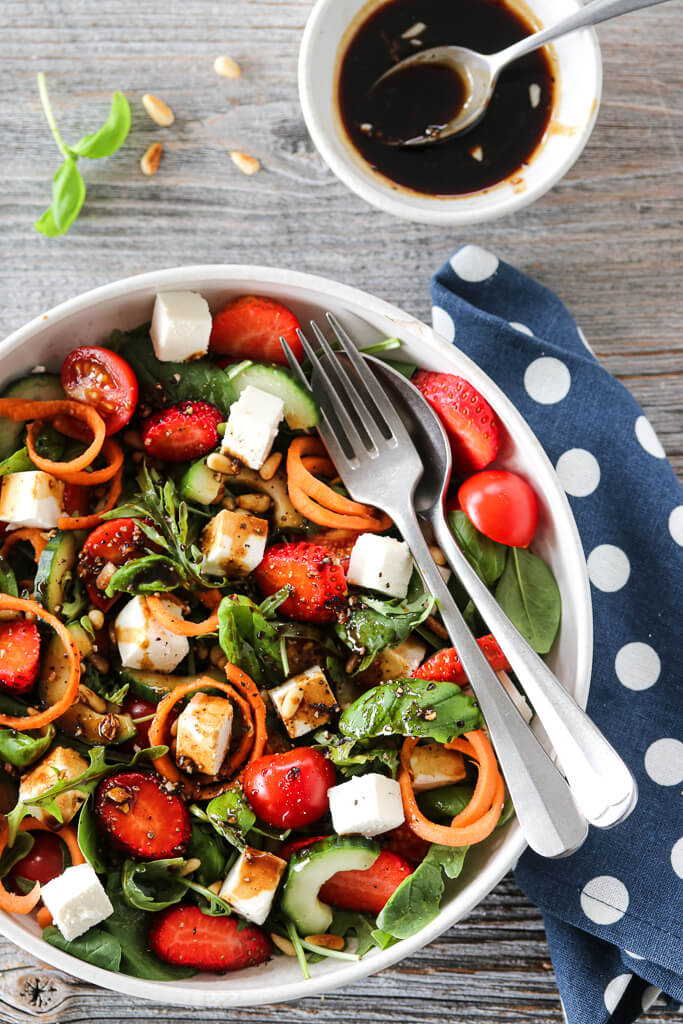 Salat med jordbær, tomat og feta