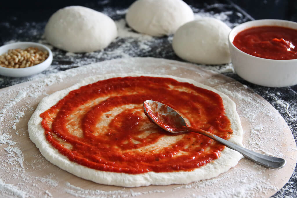 2020-09 Pizza med tomatsaus, squash og mozzarella