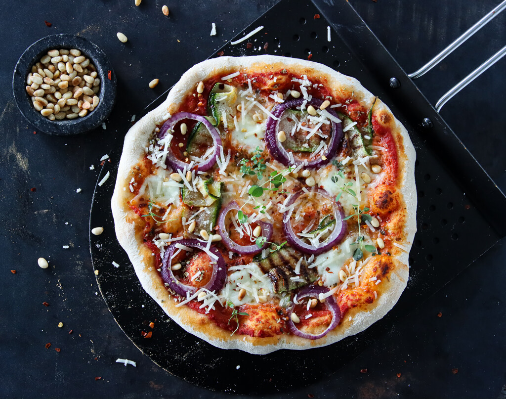 2020-09 Pizza med tomatsaus, squash og mozzarella