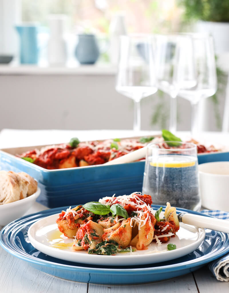 Pastaskjell med spinat, ricotta og tomatsaus
