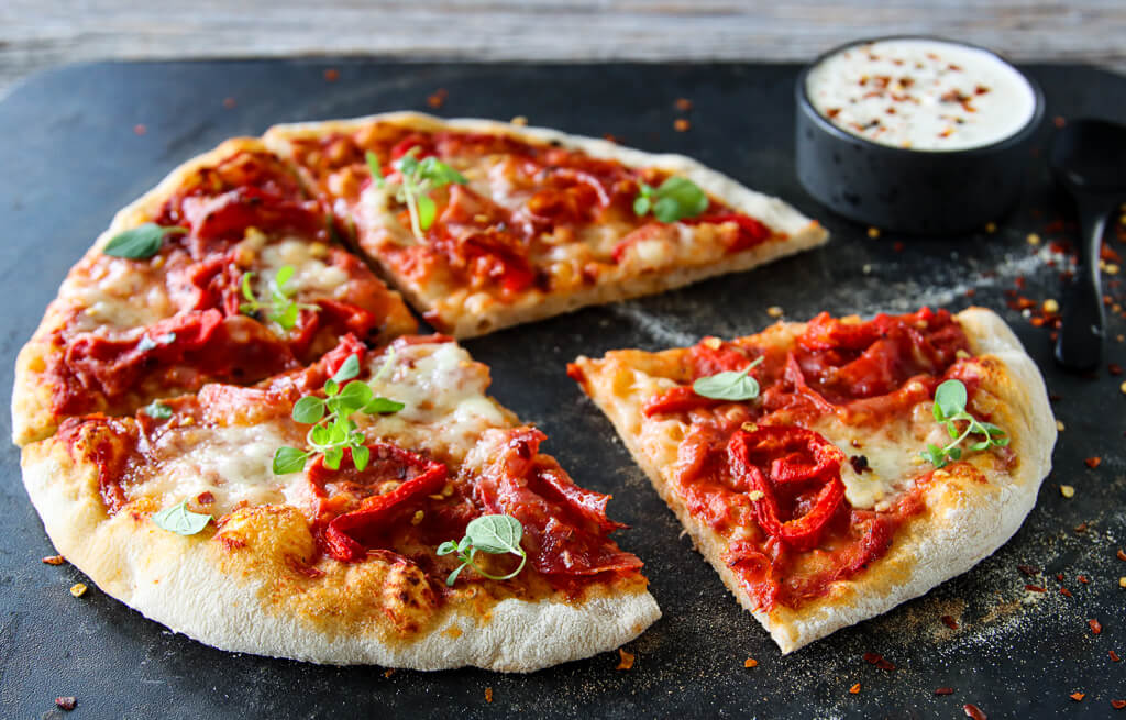 Pizza med spicy salami og paprika