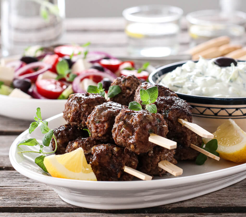 Greske kjøttboller med tzatziki og salat