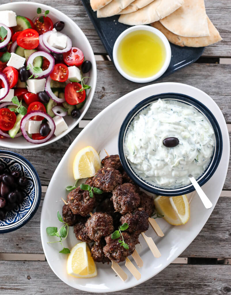 Greske kjøttboller med tzatziki og salat