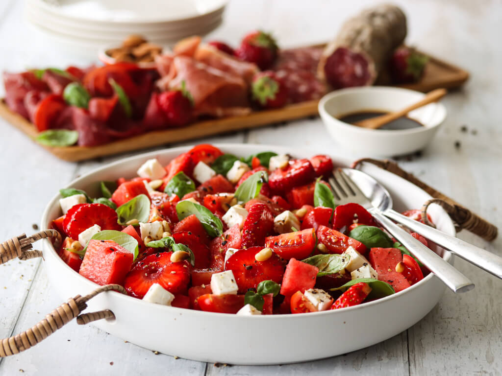 Salat med melon, jordbær, tomat og feta