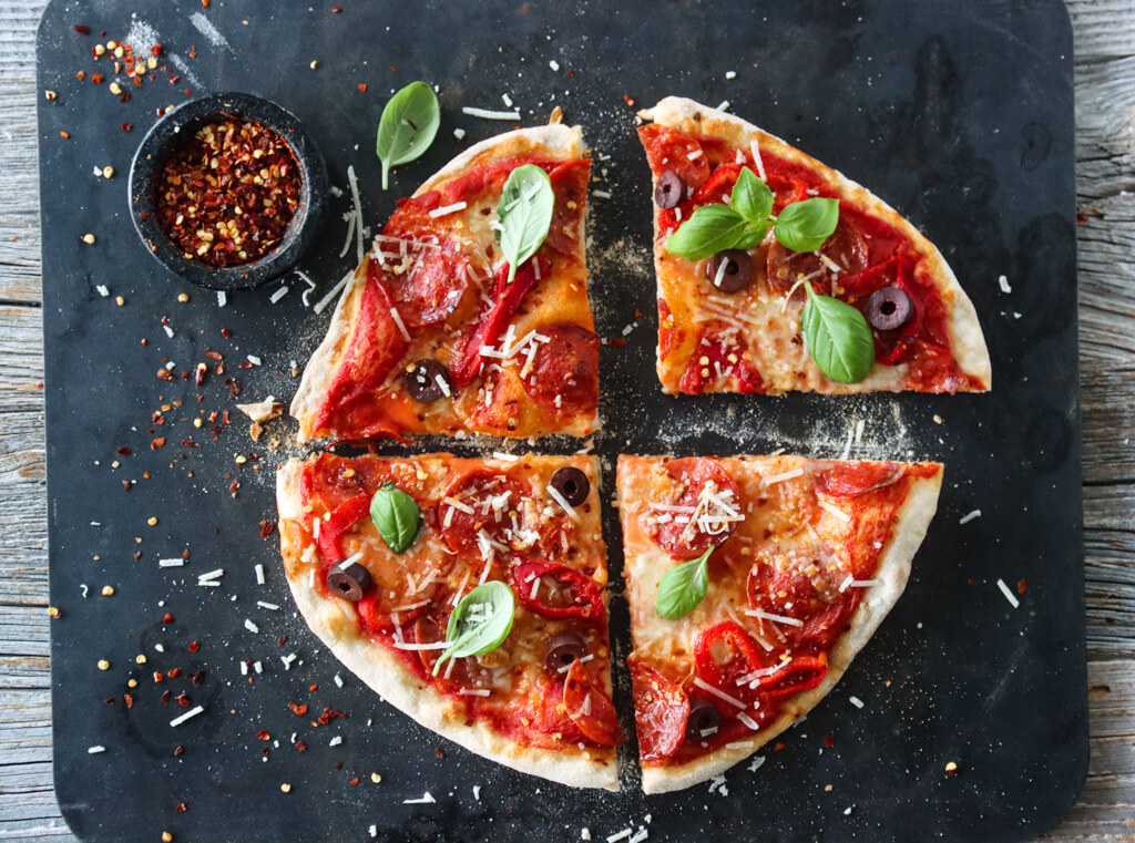 Pepperonipizza med tomat, paprika og oliven